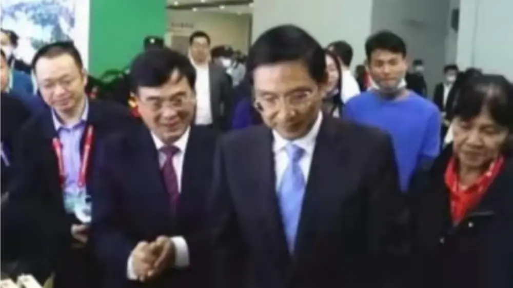 Jiangxi Əyalət Xalq Hökumətinin Qubernator müavini İl Meşə Sərgisindəki stendimizi ziyarət edir