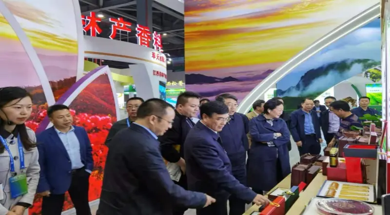 Milli Meşə Təsərrüfatı və Otlaq Administrasiyasının və Jiangxi İl Meşə Təsərrüfatı Bürosunun rəhbərləri İl Meşə Təsərrüfatı Sərgisində stendimizi yoxlayırlar.